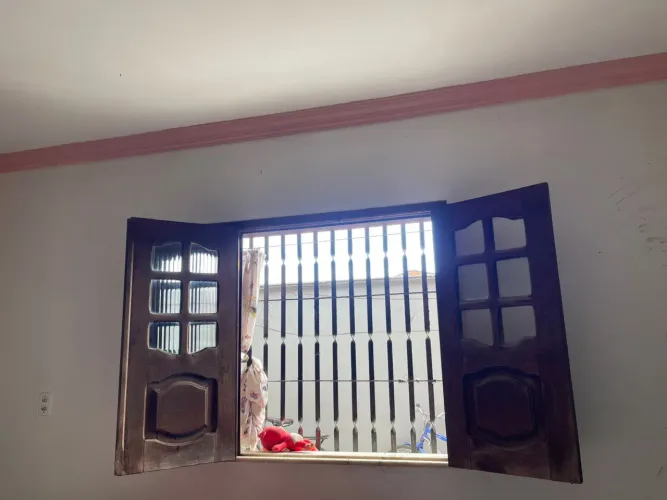 Janela de madeira e portal
