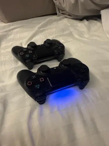 2 Controles PS4 . Dois controles PS4