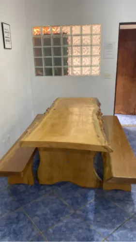 Mesa de madeira maciça
