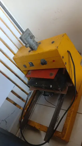 Maquina de prensa para tecidos