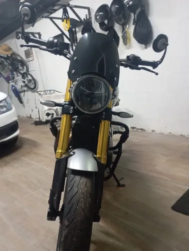 Triumph speed 400.