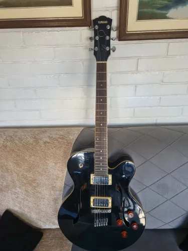 Guitarra semi acústica yamaha