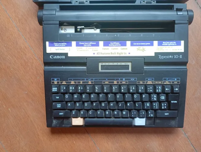 Máquina de escrever eletrônica portátil Canon Typestar 10-ll