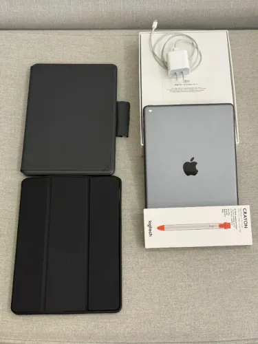 iPad 8ª Geração 128GB + Caneta Logitech Crayon + Capa teclado Logitech + capa simples