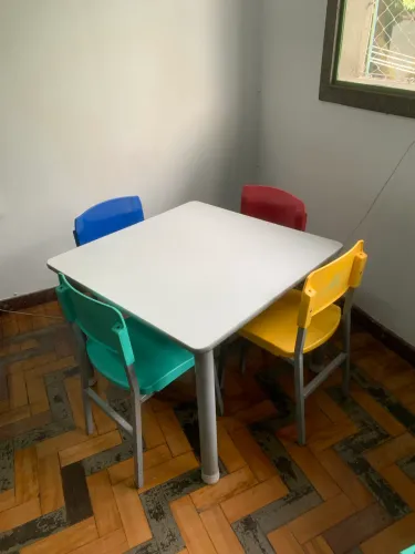 Mesinha com 4 cadeiras para crianças de 3 a 10 anos ou mais