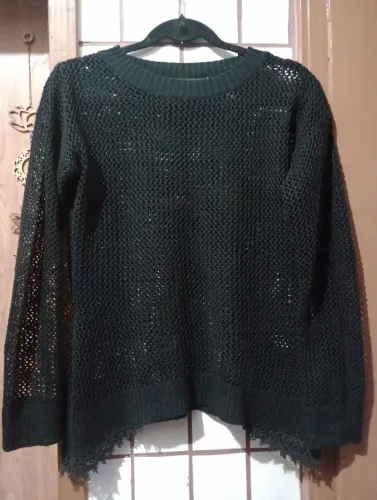 Blusa crochê preta vazada com detalhe em renda na barra 