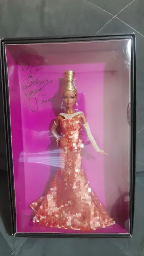 Barbie Collector Gold Label Stephen Burrows Alazne Autografada por Linda Kyaw