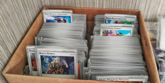 BULK/LOTE DE 300 CARTAS POKEMON - SOMENTE APOIADORES/ITENS/FERRAMENTAS - PARA DECKS
