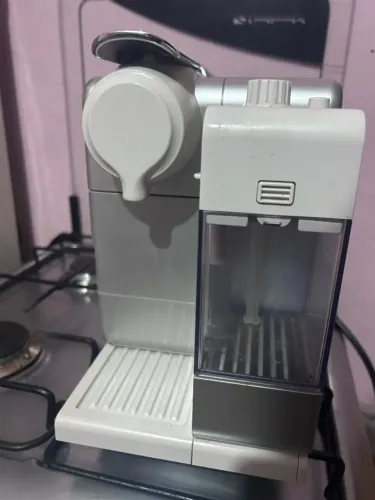 Cafeteira Nespresso Original com Reservatório de Leite - 220V