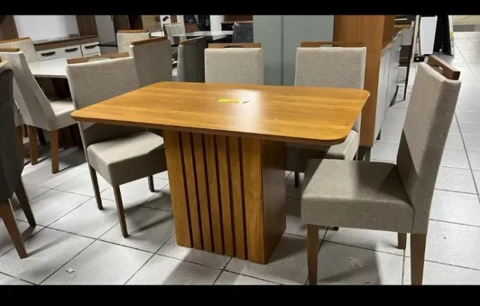 MESA DE JANTAR EM MDF COM 4 CADEIRAS DE MADEIRA