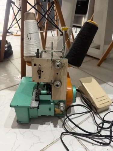 Máquina de costura overloque nova