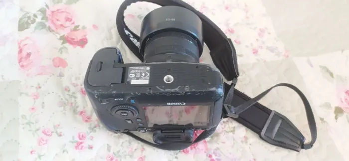 Canon 6D com lente 50mm, baterias, cartões de memória e flash