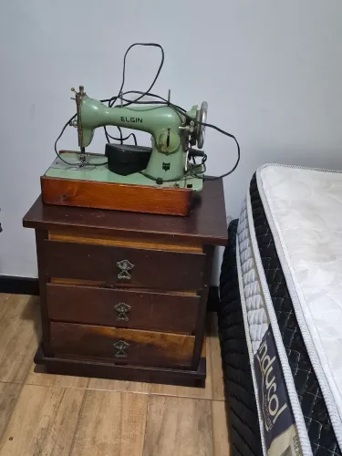 Vende-se máquina de costura e criado mudo