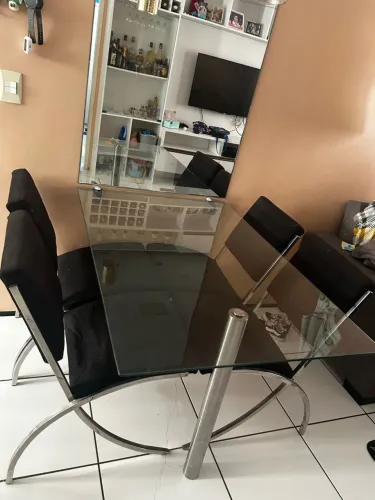 Mesa de vidro com 4 cadeiras