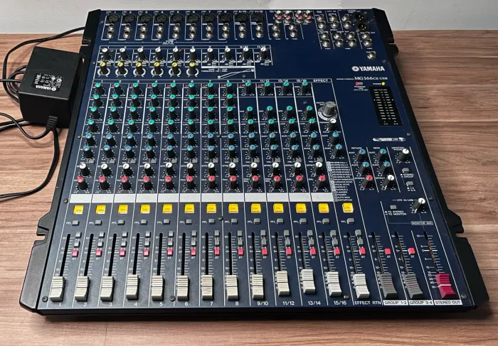 Mesa de Som Yamaha MG-166cx USB 16 canais 