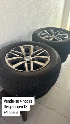 Rodas aro 18 com pneus hilux sw4 2017 (pneu ainda com cabelo)