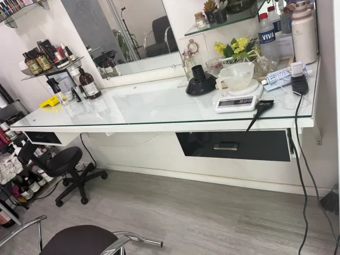 Bancada com 2 gavetas e com a tampa de vidro em cima