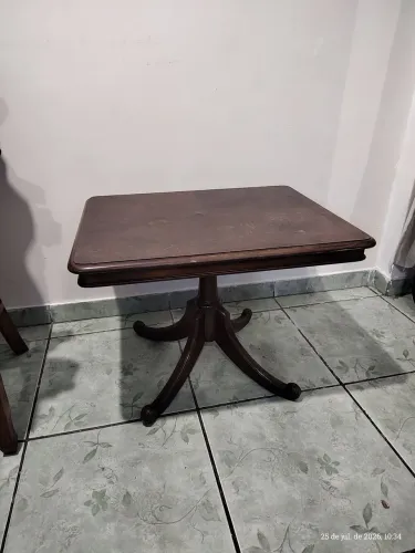 Mesa lateral em madeira antiga