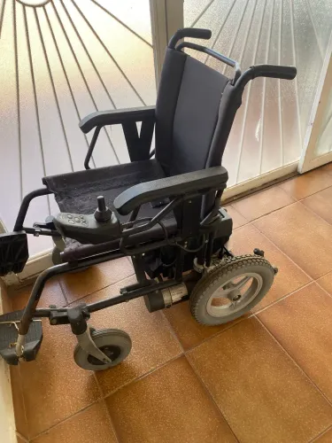 Cadeira de rodas motorizada Como nova , liga e tudo ,mais não sai lugar Bateria boa