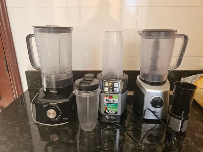 Kit com 3 liquidificadores e acessórios funcionais