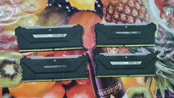 Memória RAM Corsair 4x16GB 3600MHz RGB