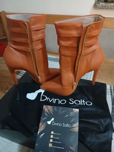 Bota caramelo novinha n.38