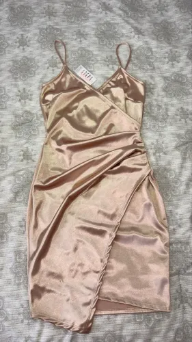 Vestido dourado metalizado novo - nunca usado | com recorte moderno