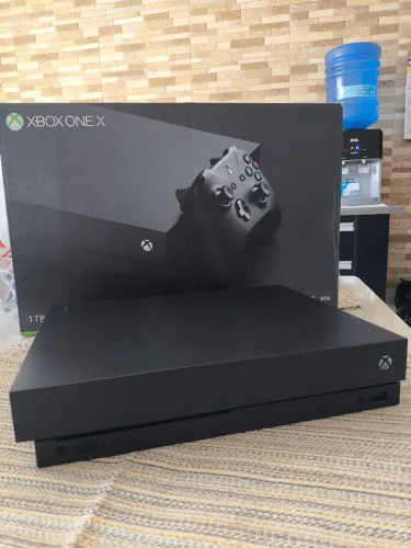 Xbox One X semi novo revisado e com pintura preto pérola.