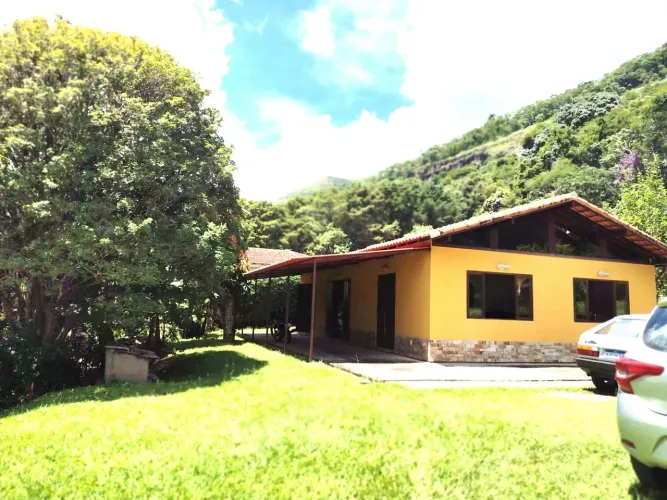 Excelente Casa Linear de 3 Quartos para Aluguel em Itaipava - Petrópolis - RJ