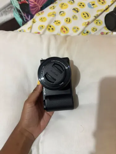 KIT SONY ZV-E10 + LENTES + CARTÃO DE MEMÓRIA | EXCELENTE ESTADO