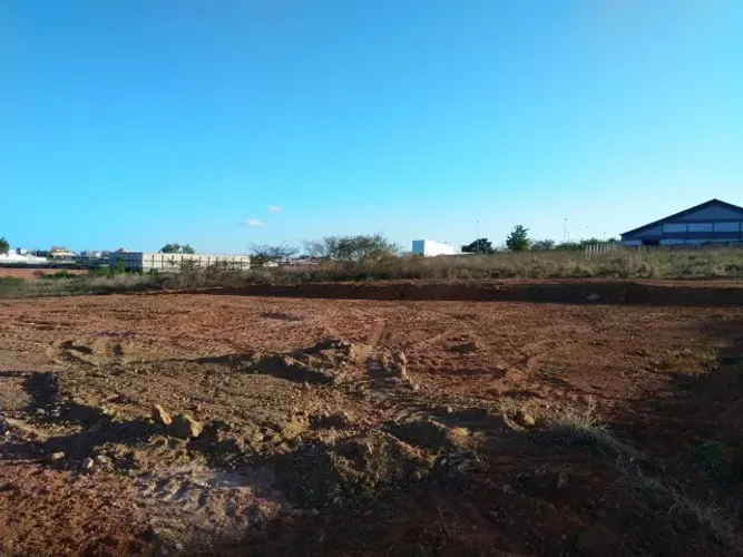 Venda de um terreno no centro de Simão dias Localizado No fundo Da Praça da Juventude 