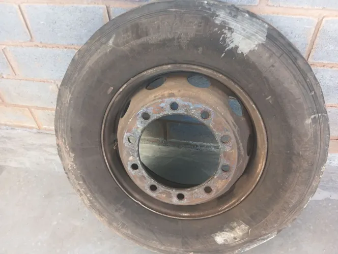 Vendo pneu 275 Michelin nunca reformado com roda