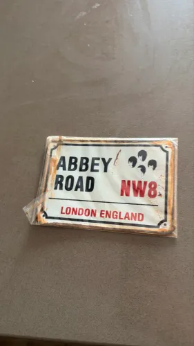 Placa Abbey Road comprada em Camden Town