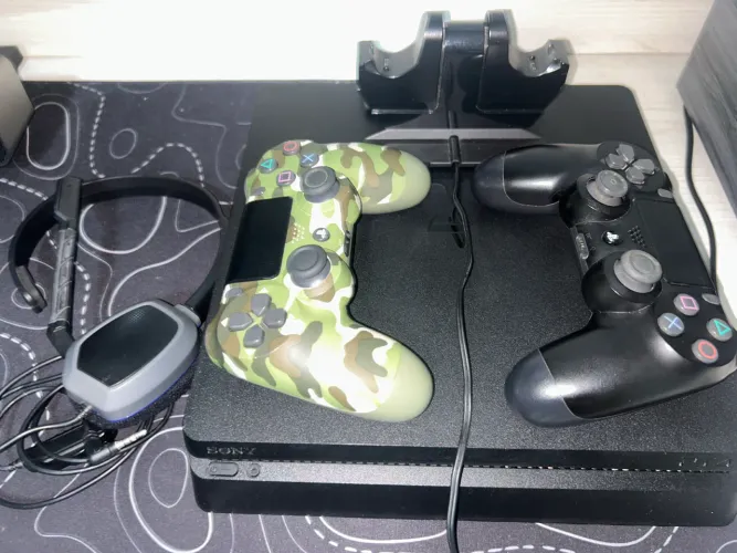 PS4 SLIM 1TB + 2 Controles + 9 jogos originais + Fone + Carregador de controles