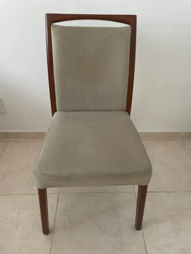 Uma Cadeira Estofada para Quarto