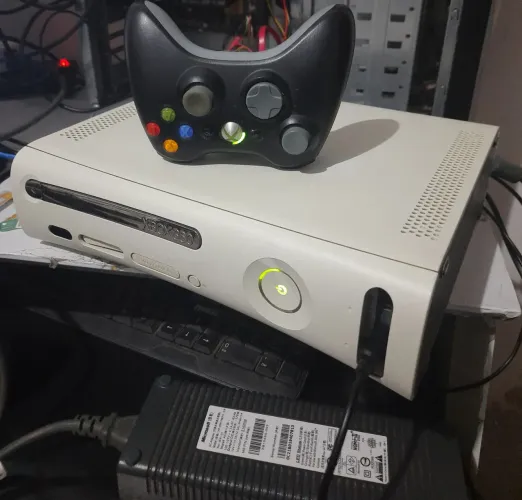 Xbox 360 fat Premium completo bloq + jogo de brinde