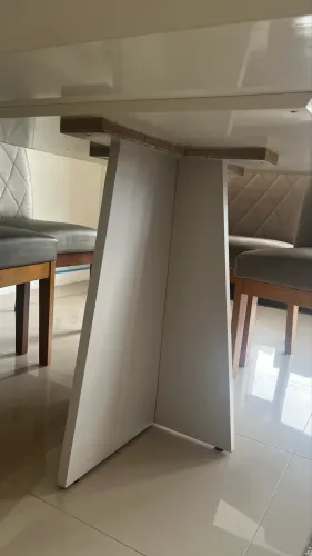 Mesa com tampo de vidro, para 8 lugares.
