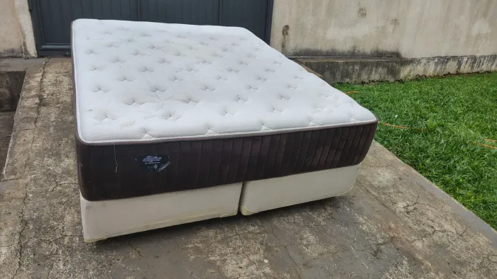 Cama box casal tamanho Quem 1 58 x 198 em ótimo estado de conservação alto padrão