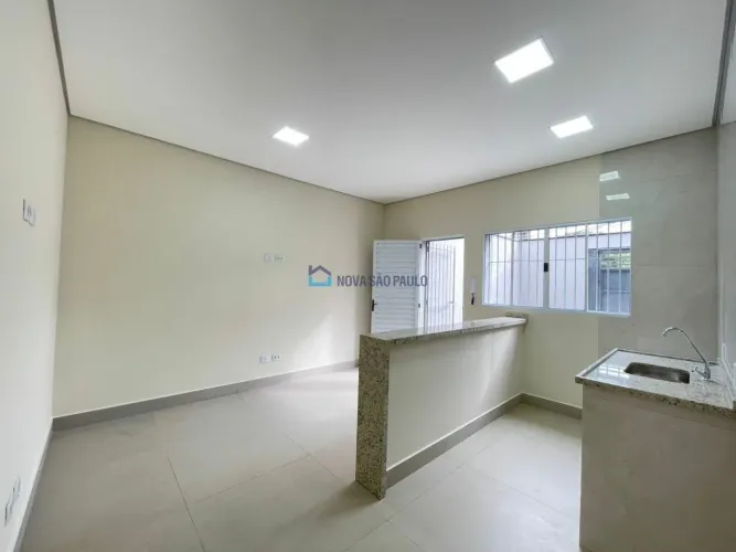 Casa Térrea com 01 quarto e 02 vagas de garagem