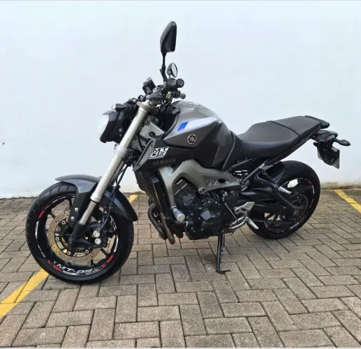 Vendo moto Yamaha MT09 850cc, linda de mais, nada para fazer só andar..