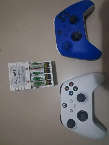 Vendo duas manetes originais do xbox série s mais carregador de pilhas com 4 pilhas