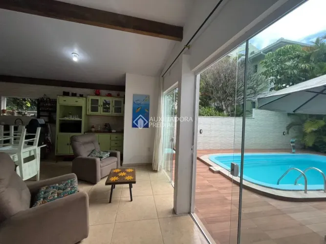 Imóvel para aluguel tem 250 metros quadrados com 3 quartos em Campeche - Florianópolis - S