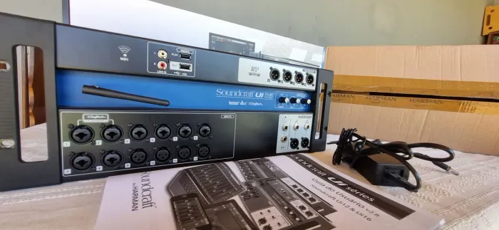 Mesa console Mixer digital soundcraft ui16 rack