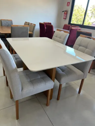 MESA DE JANTAR  COM 4 CADEIRAS NO LINHO (ÚLTIMA PEÇA)