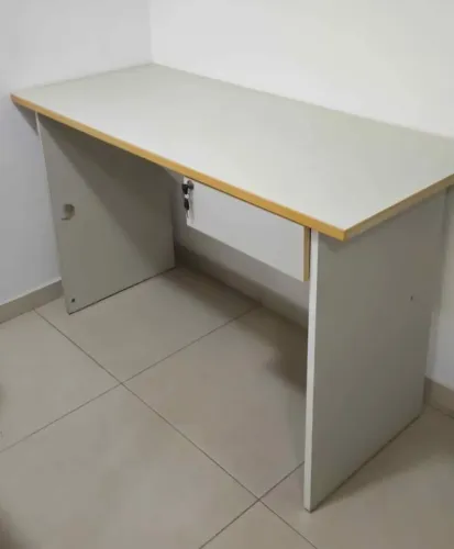 Mesa de Escritório com Gaveta