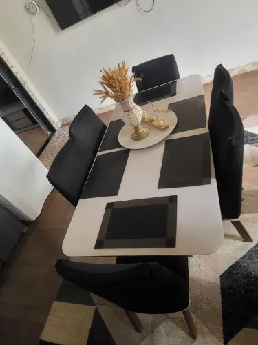 Jogo de mesa com 6 cadeiras, semi novos 