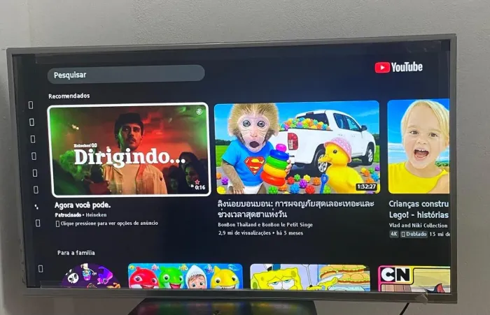 TV FULL-HD LED 43P, com Wi-fi,semi-nova e c/ o plástico original na frente
