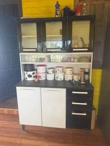 Vende-se armário novo sem marcas de avaria 