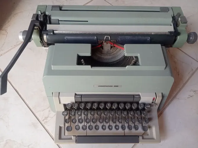 Máquina de escrever antiga da marca underwood 298