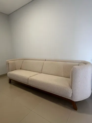 Sofá seminovo de linho com base de madeira